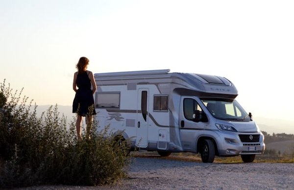Quelles sont les étapes pour installer un toit panoramique dans un camping-car ?
